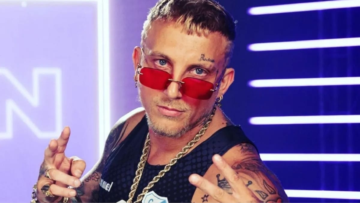 El cantante El Polaco en el escenario del Auditorio Oeste de Haedo