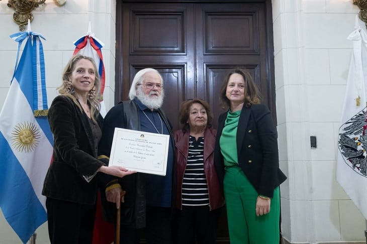 Marjan Grum junto a autoridades tras recibir el diploma de Personalidad Destacada en la Legislatura porteña