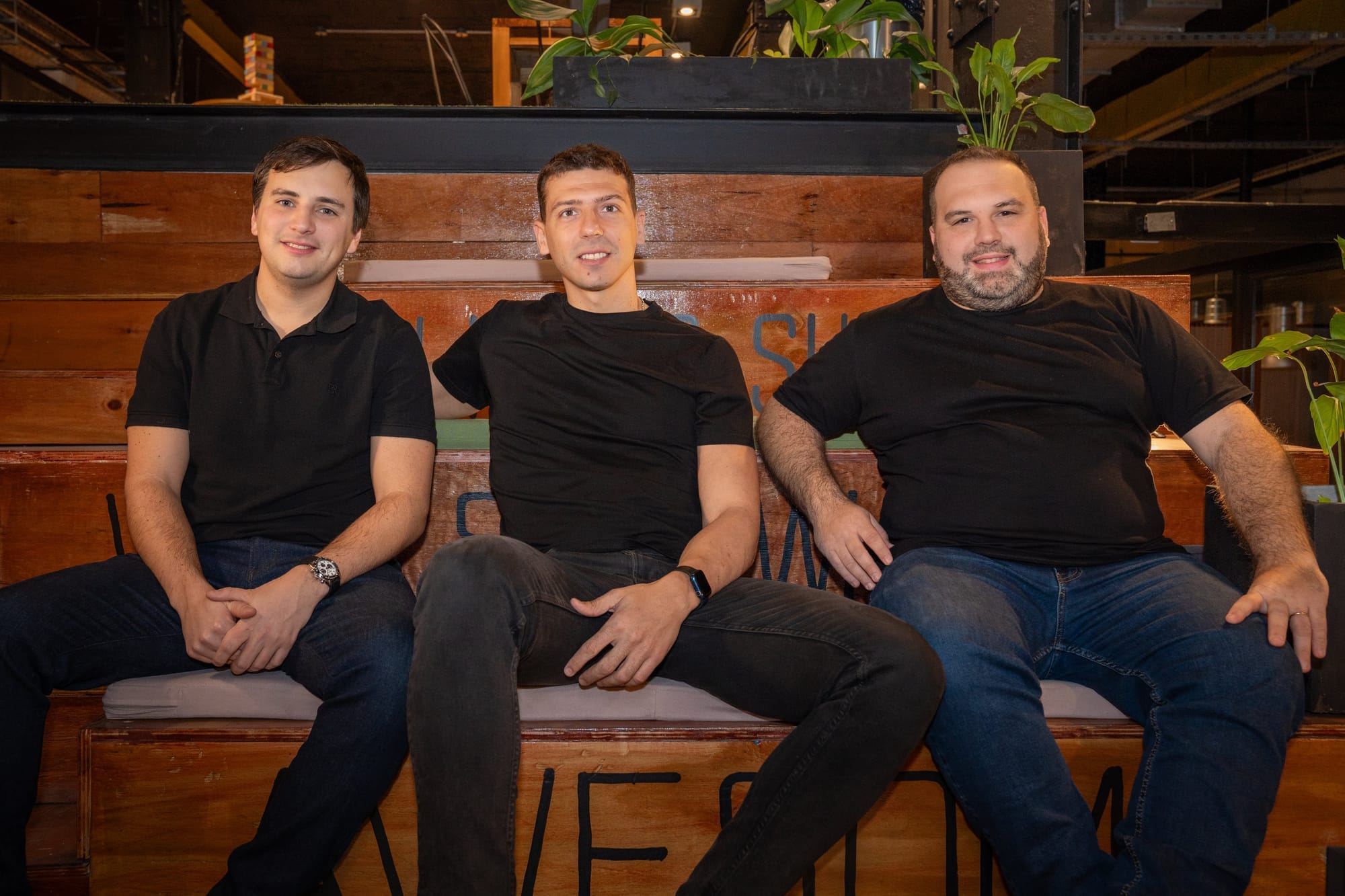 Los tres cofundadores de la startup Xtract en su espacio de trabajo