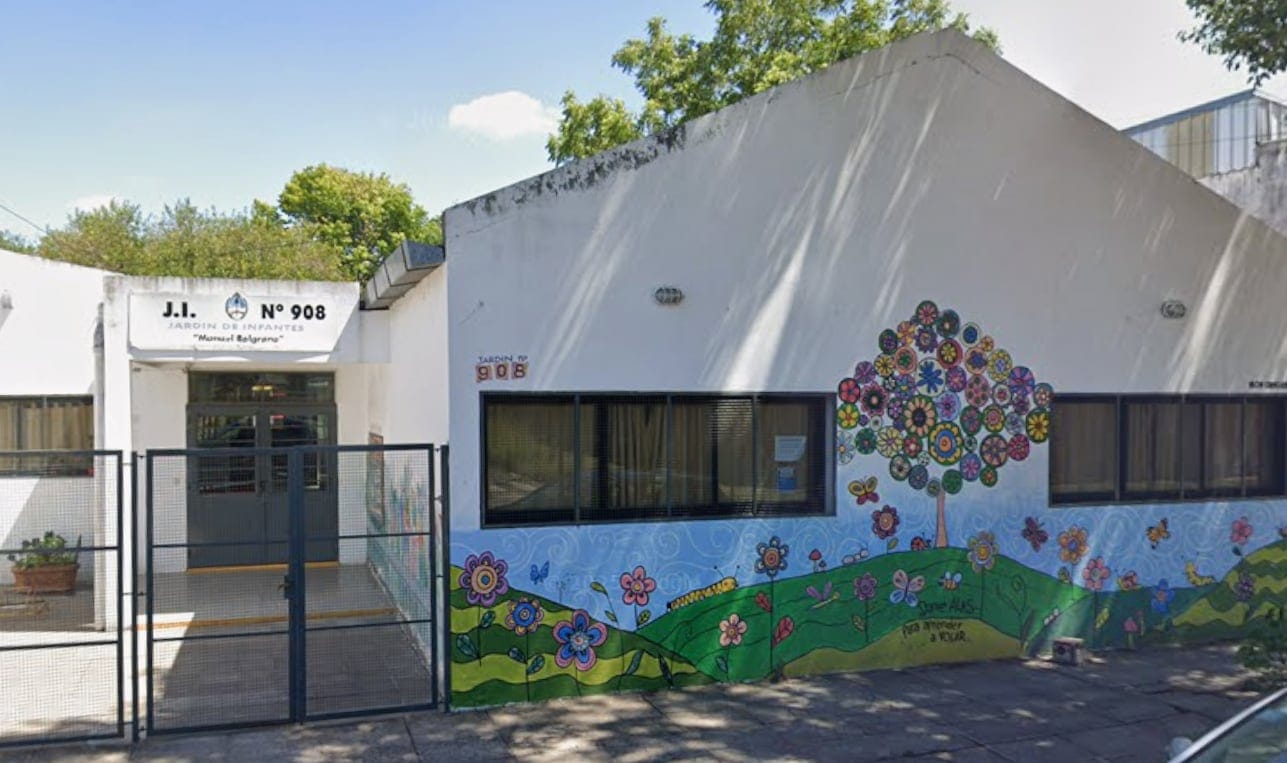 Fachada del Jardín de Infantes 908 Manuel Belgrano de Ituzaingó con su mural