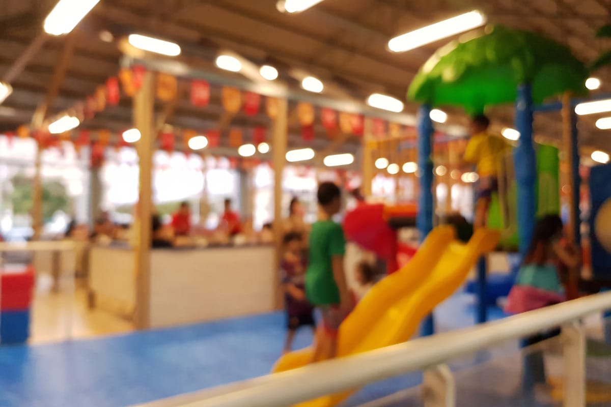 Patio de juegos infantil con resbaladilla y estructura de jungla en el restaurante La Farola