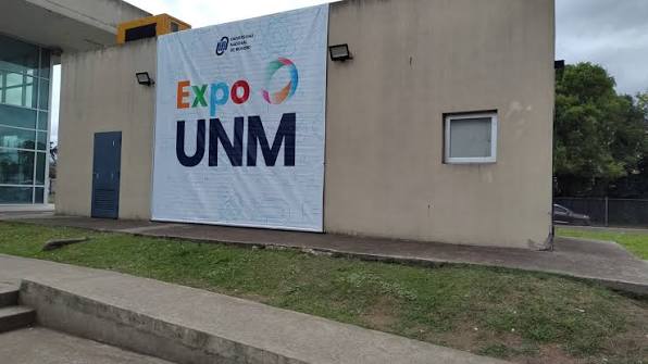 Estudiantes secundarios durante la ExpoUNM 2026 en el campus de la Universidad Nacional de Moreno