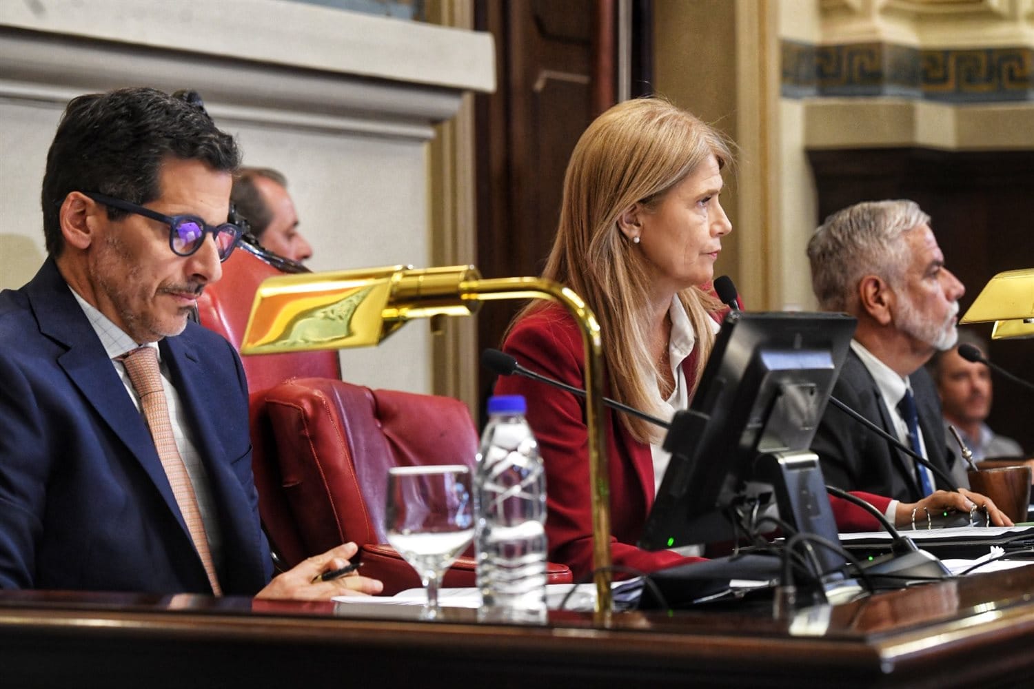 Legisladores durante una reunión de comisión en la Legislatura bonaerense