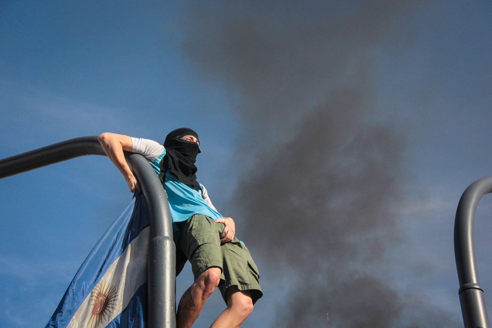 "Cuestión": Fotografías de la resistencia para no olvidar lo urgente