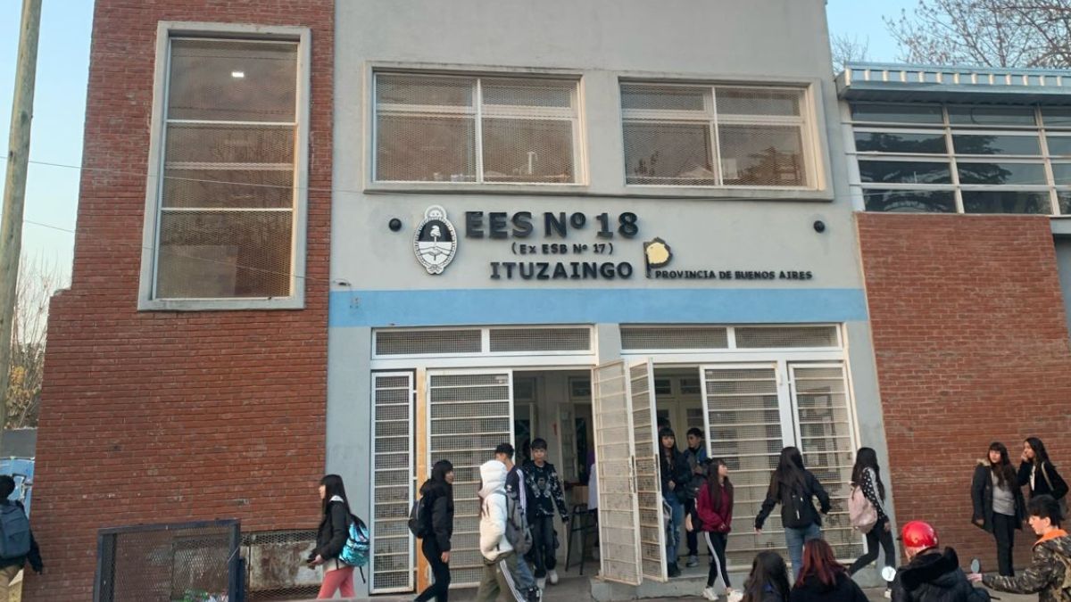 Ituzaingó Sur: ya se encuentra activo el perchero solidario de la Escuela Secundaria N°18