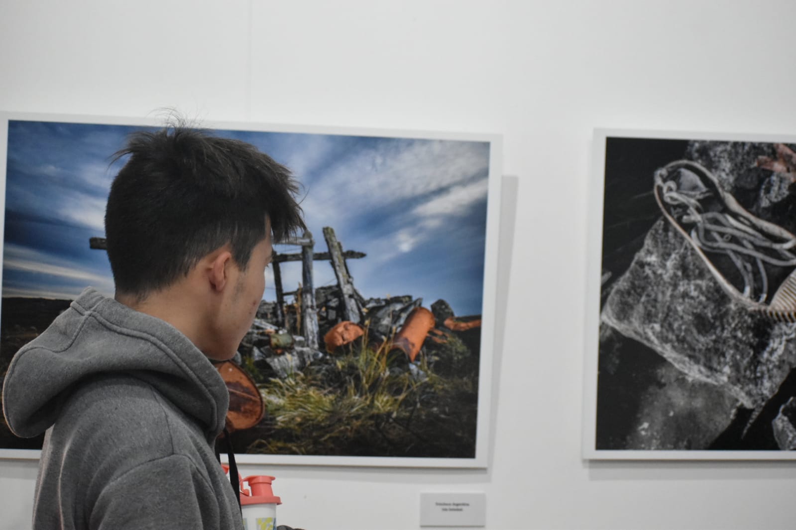 Ituzaingó: jóvenes envioneros recorrieron la muestra "En mis ojos, Malvinas"