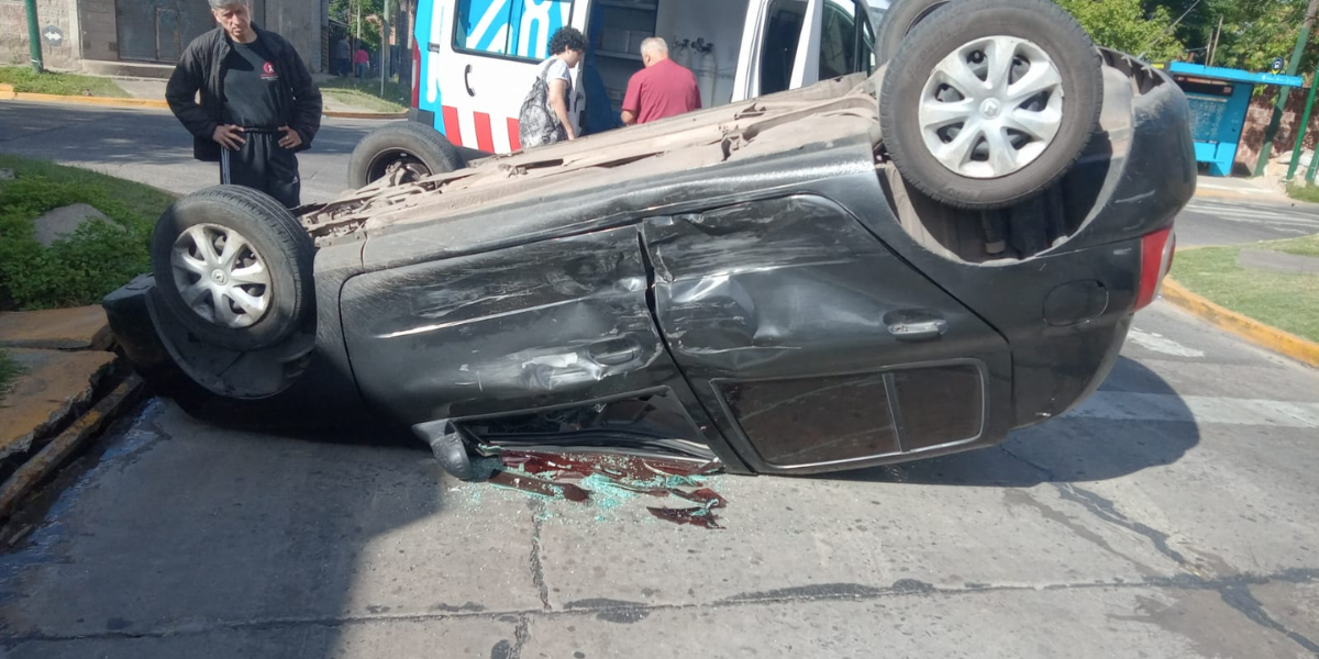 Impactante choque con vuelco en Ituzaingó