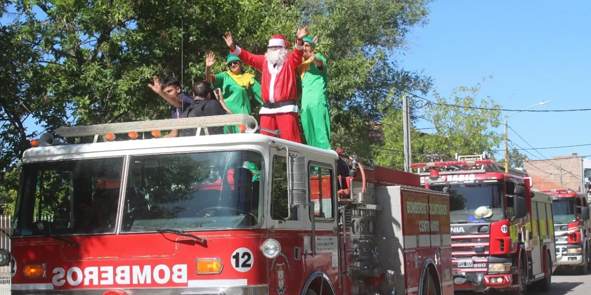 Hoy domingo Papá Noel recorre los barrios de Ituzaingó con los Bomberos