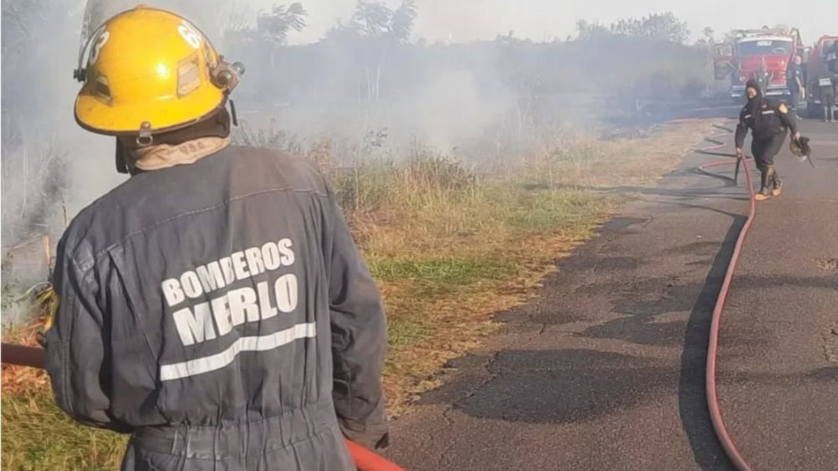 Bomberos Voluntarios de Merlo alertan sobre la problemática de la quema de basura en baldíos