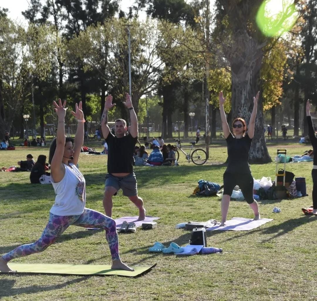 “Yoga Solidaria en el Gorki”: Este miércoles habrá una clase abierta en Morón para ayudar a Calles Solidarias