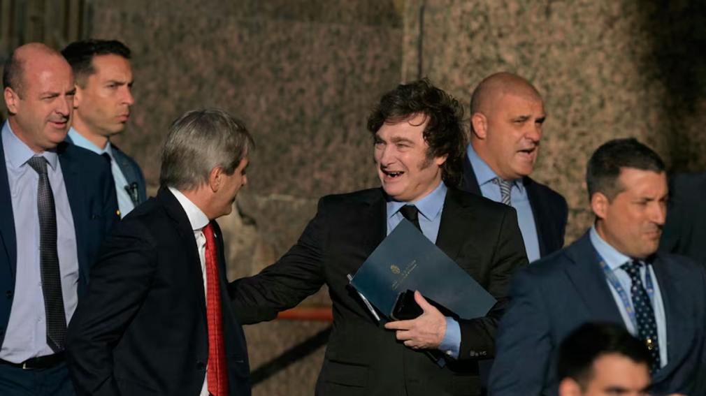 Otra encuesta marca una baja en la imagen de Milei y su gobierno