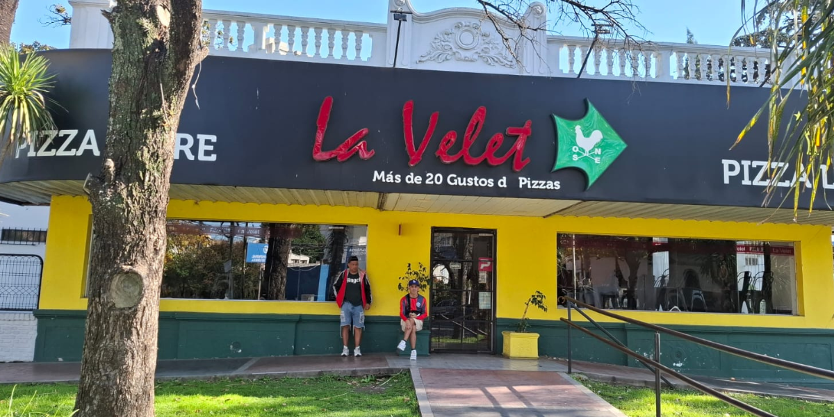 Morón: tres jóvenes armados roban a los clientes de una pizzeria