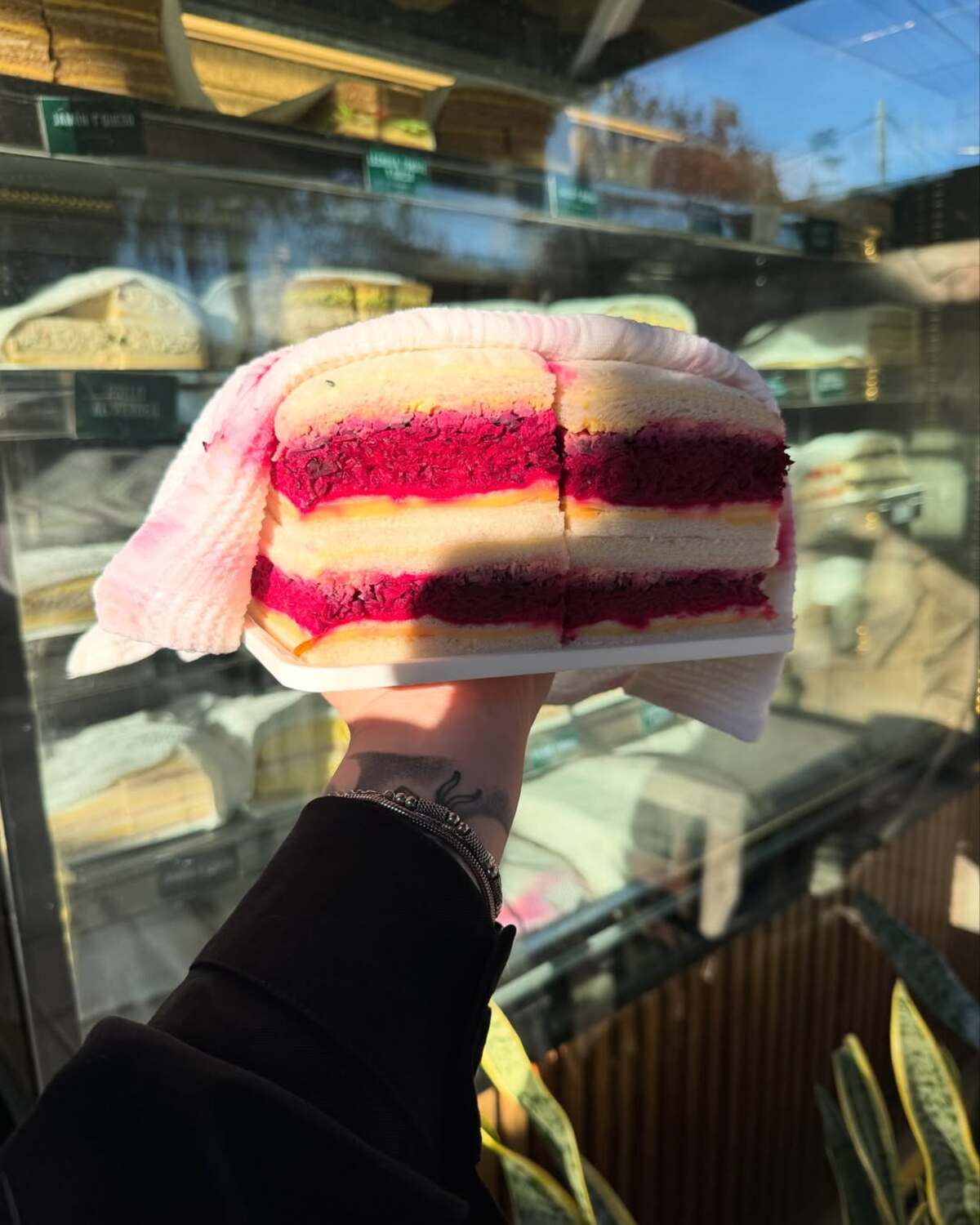 Una influencer gastronómica visitó Ituzaingó y recomendó una panadería