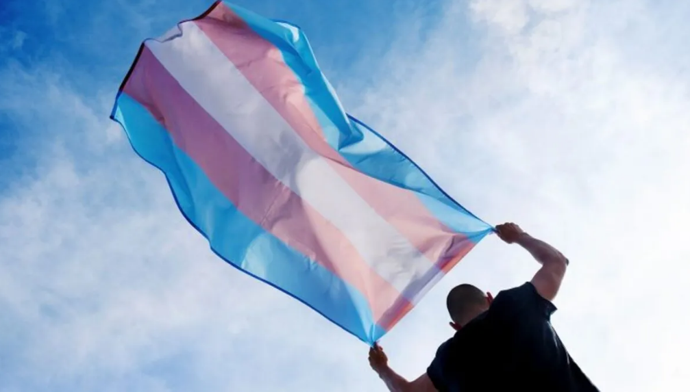 Otro ataque a la comunidad LGBT+: Un proyecto libertario busca modificar la Ley de Identidad de Género