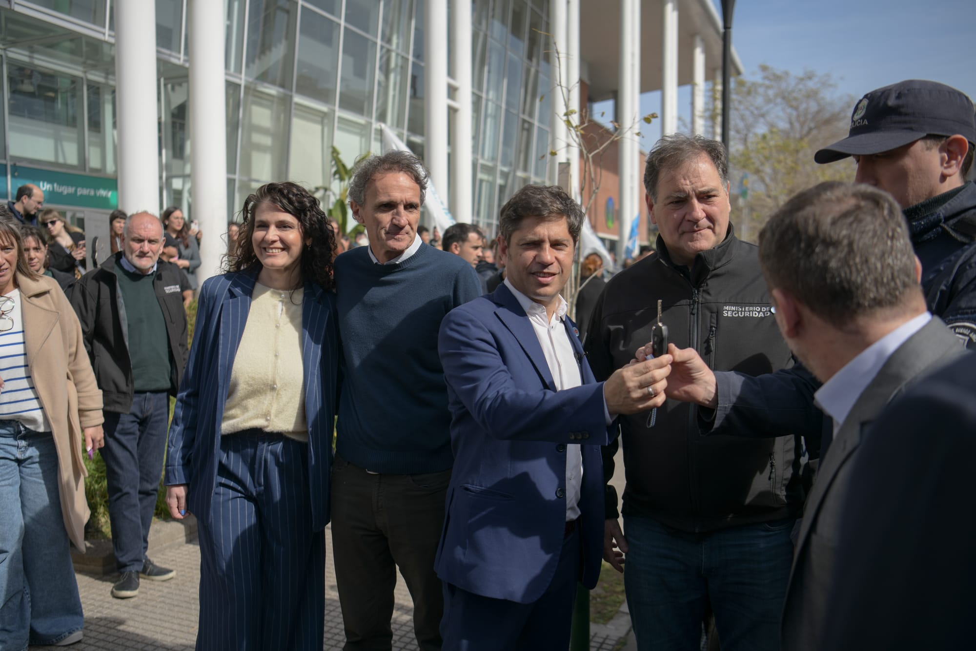 Kicillof recorrió Ituzaingó: más aulas, patrulleros, cámaras y alarmas vecinales