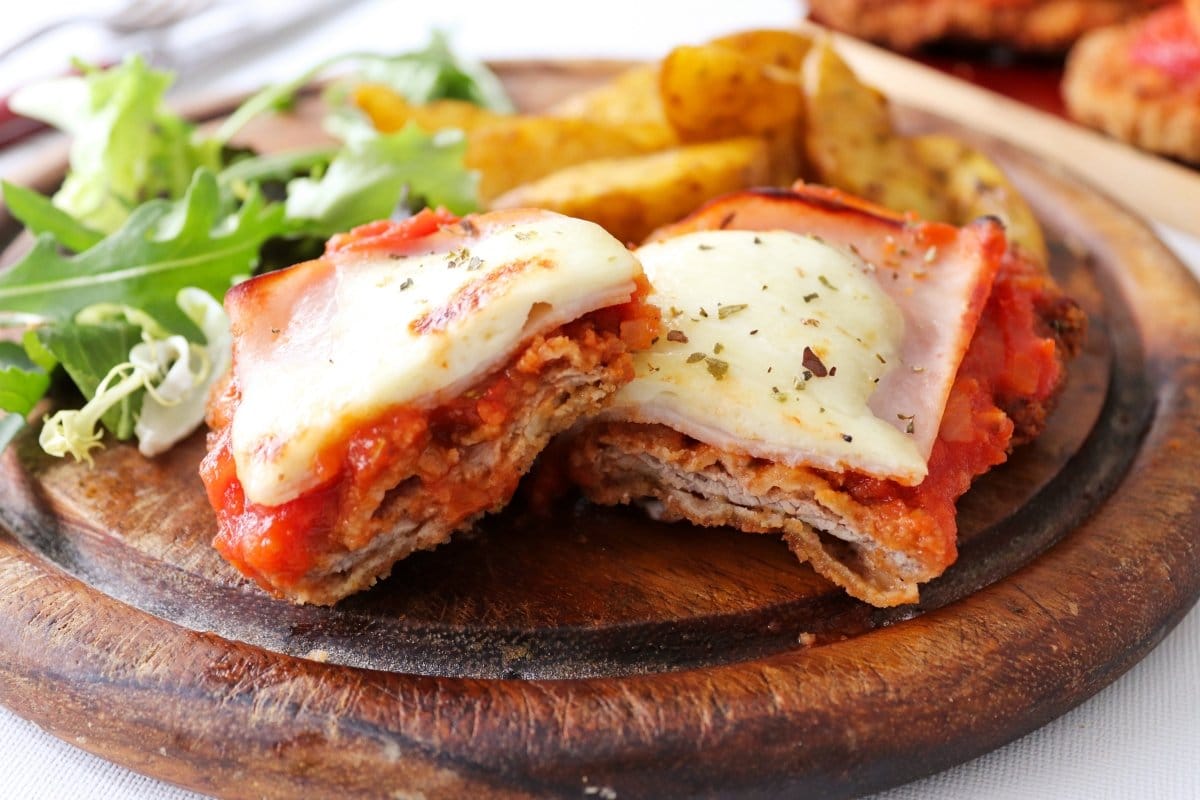 Una influencer destacó a un bar de Ituzaingó por tener "la torre de milanesas más grande"