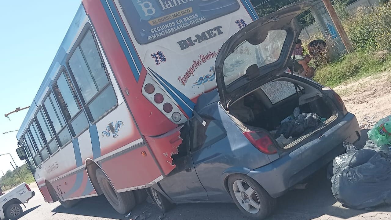 Se incrustó con su auto debajo de un colectivo y "nació de nuevo"