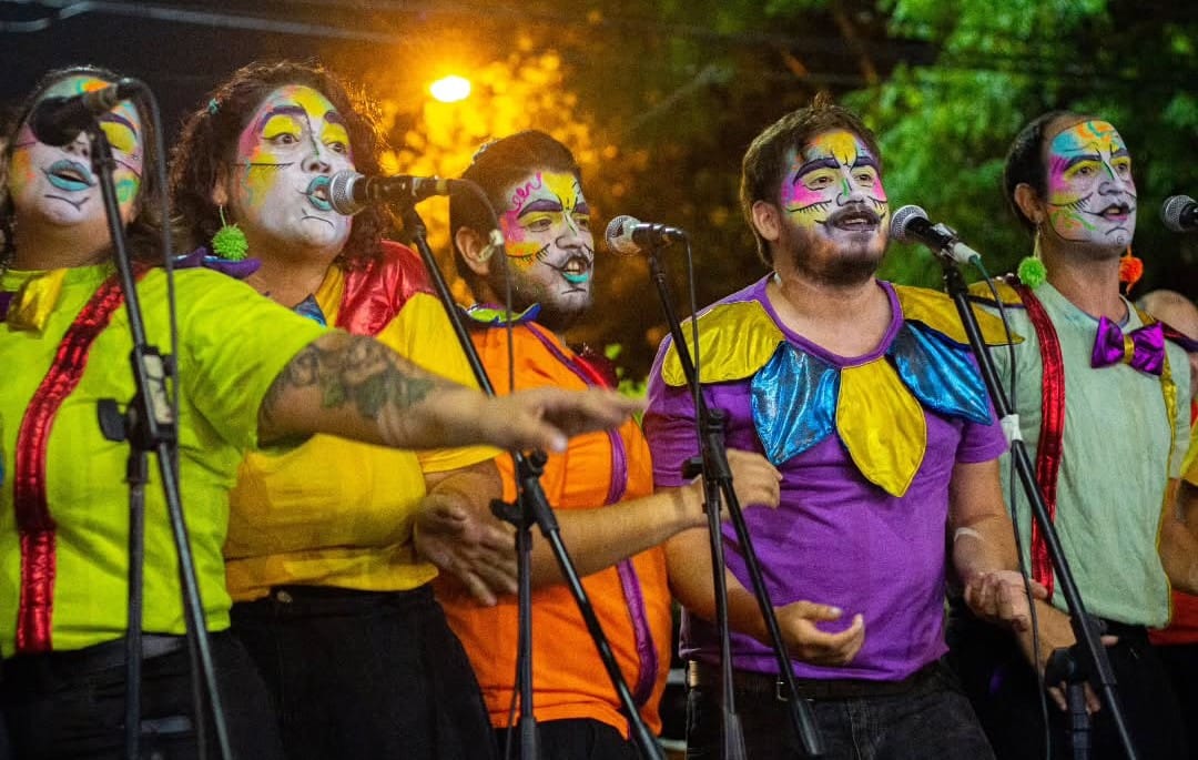 "Carnaval en la estación": La murga La Moña Suelta celebra su aniversario en Hurlingham