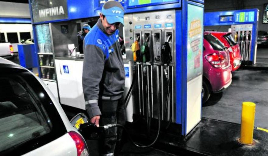 YPF aumenta la nafta y recomienda a la gente cargar hoy