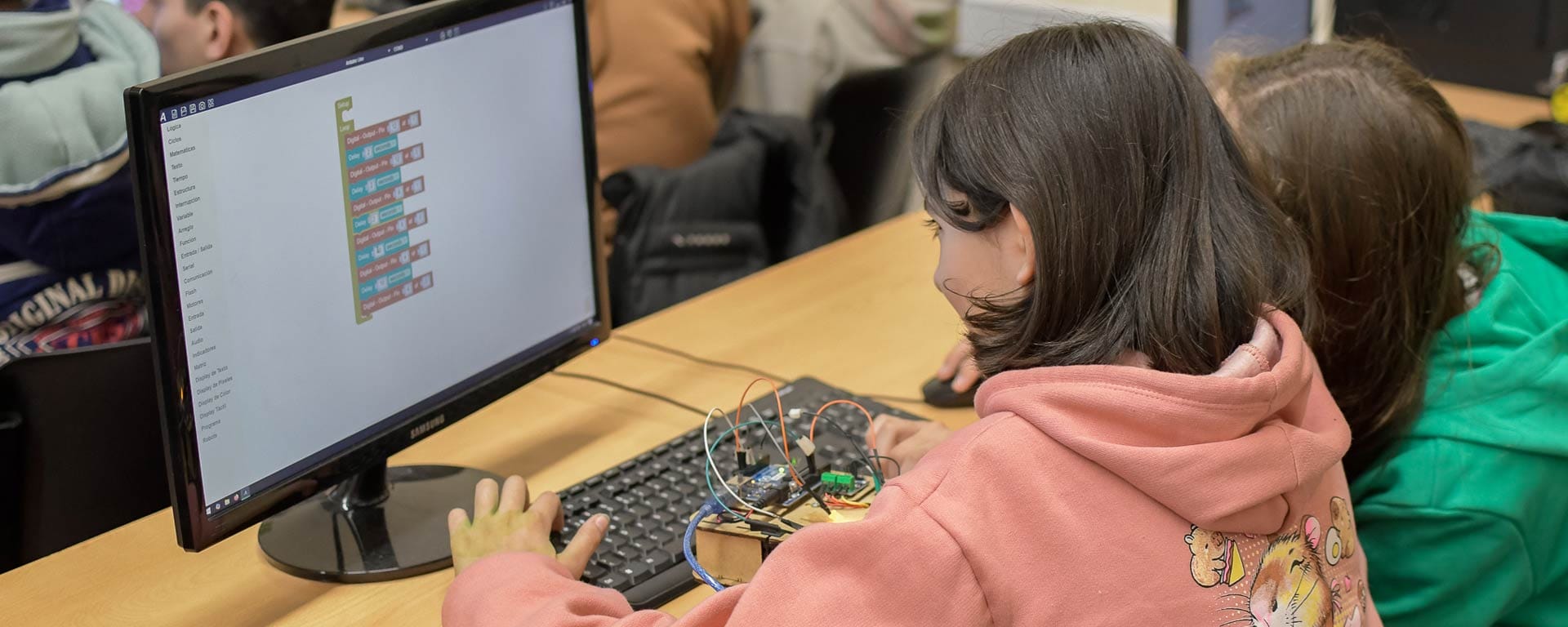 La Escuela de Ciencias Eureka convoca adolescentes de Ituzaingó para un taller de informática