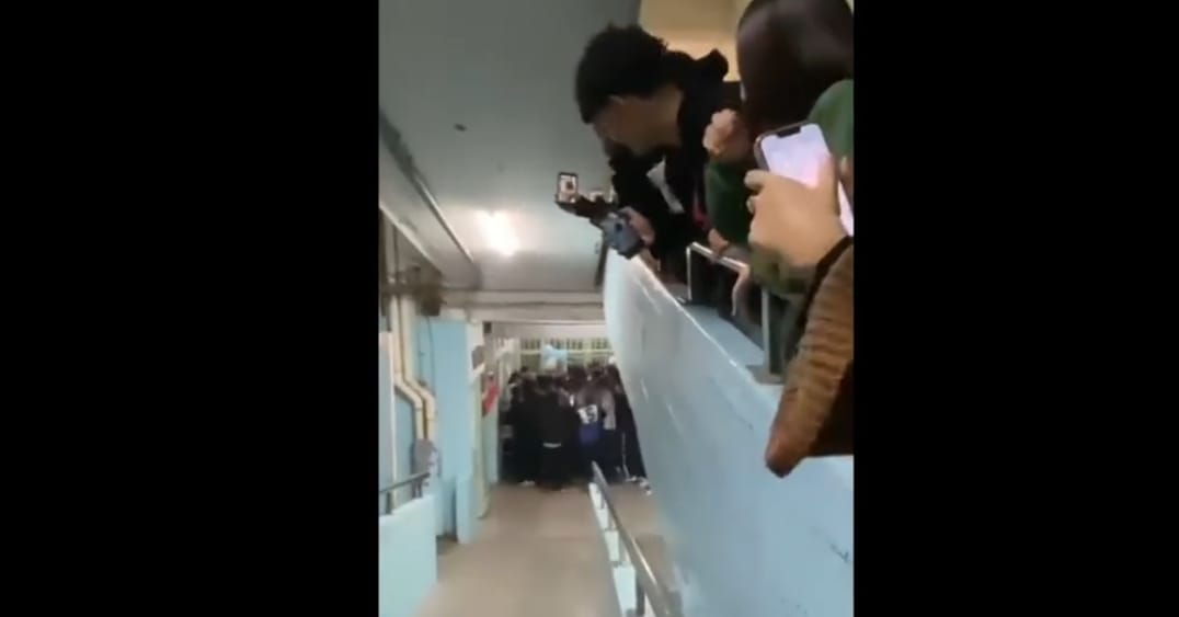 Ituzaingó: alumnos de la Técnica festejan con el portero el triunfo de Paraguay