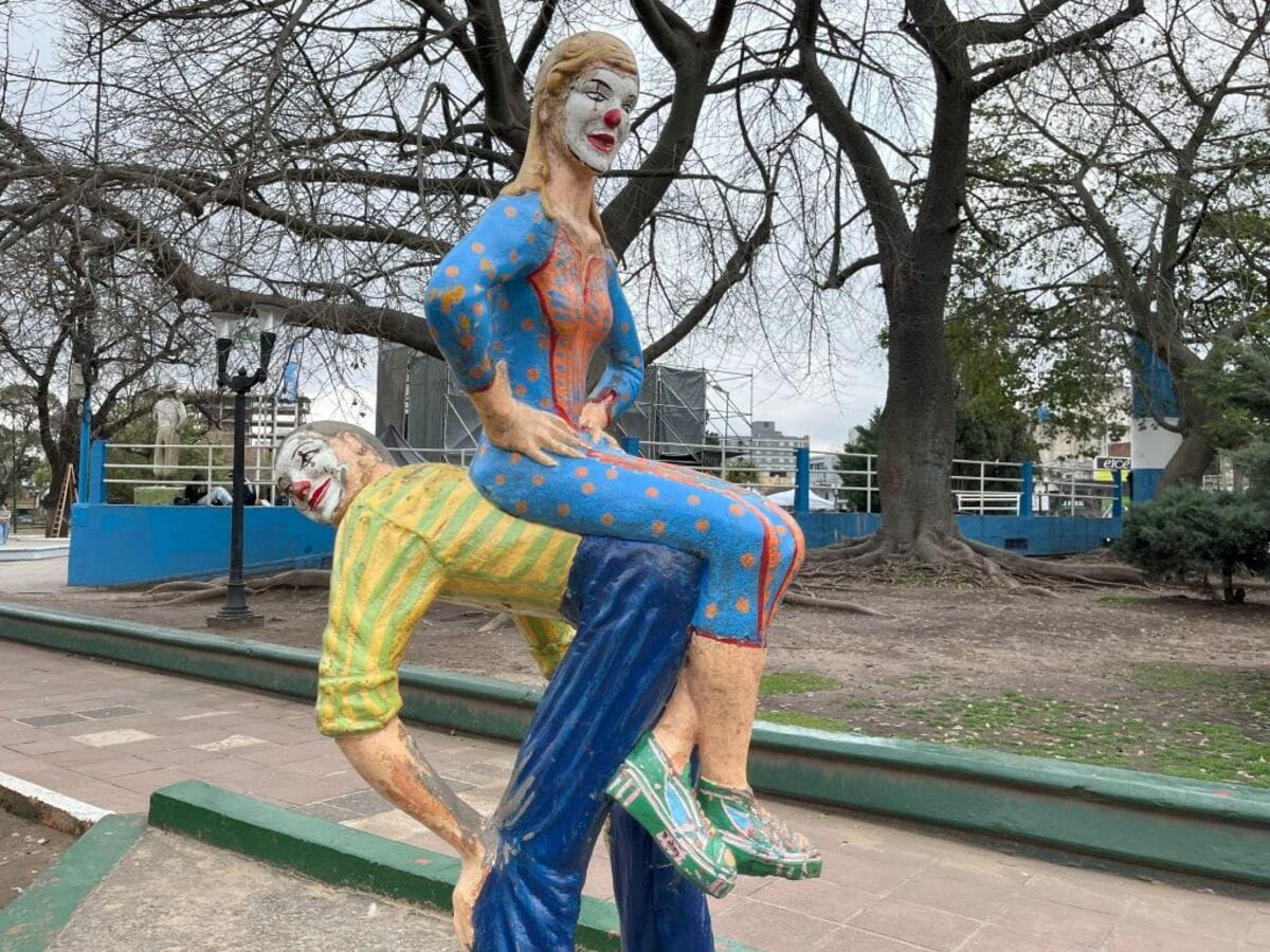 La historia de la estatua de Ituzaingó en homenaje a los mimos