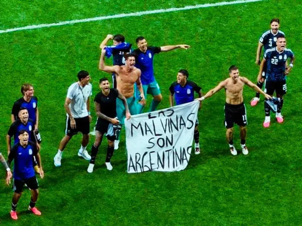Javier Milei criticó duro a la selección por la bandera de Malvinas