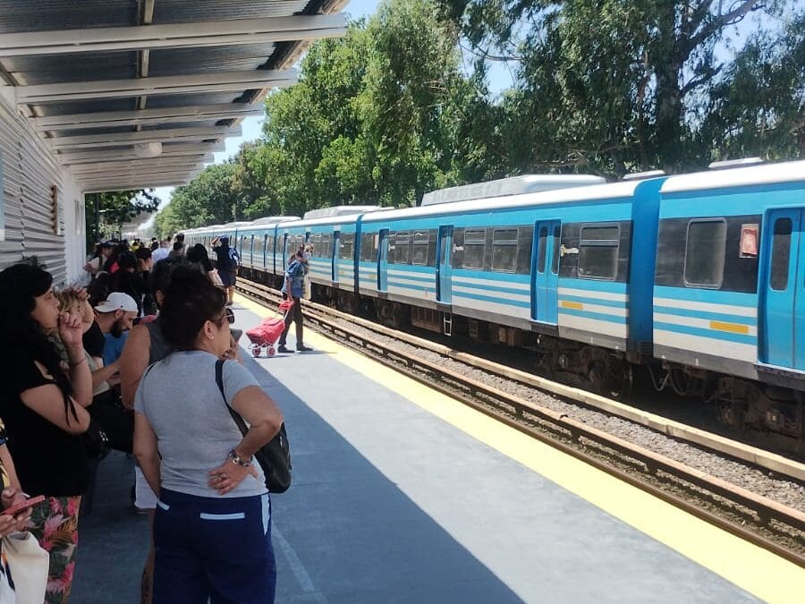 Un hombre murió arrollado por un tren en Morón: se acostó en las vías