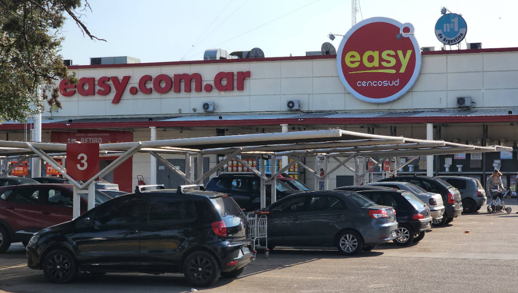Denunció el robo de su camioneta en el Easy de Ituzaingó, sus amigos lo desmintieron y perdió el juicio