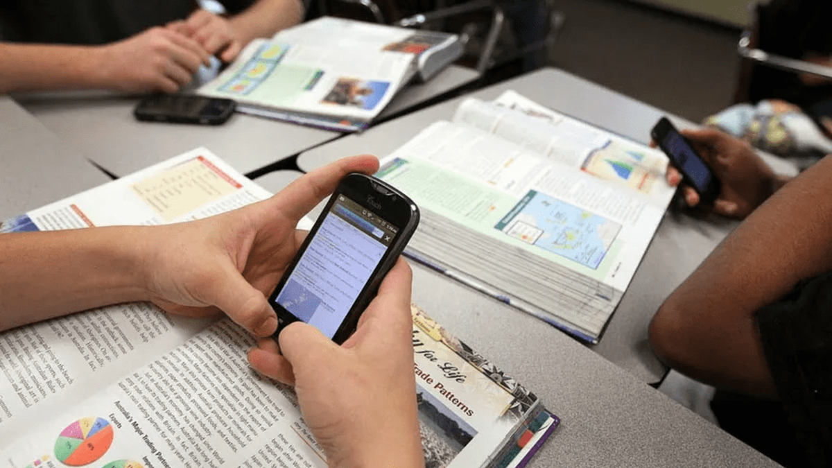 Por el caso de Ituzaingó, la Provincia reglamentaría la ley que prohíbe el uso de celulares en las aulas
