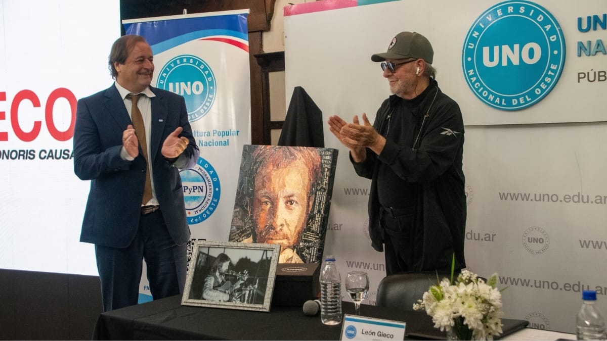 León Gieco recibió el Doctor Honoris Causa de la Universidad Nacional del Oeste