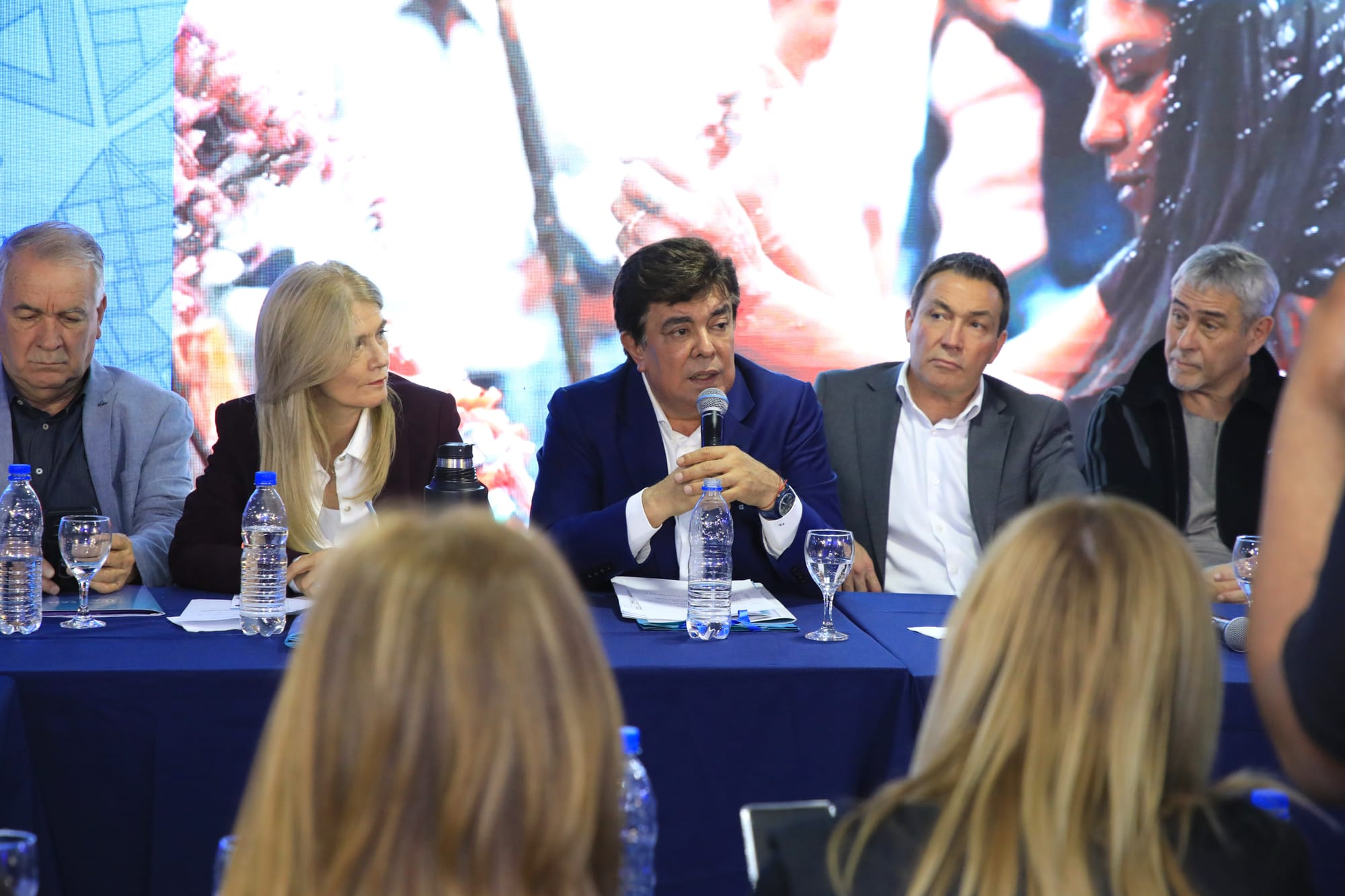 Intendentes de todo el país reeligieron a Fernando Espinoza al frente de la FAM y exigieron al presidente Milei una urgente corrección del rumbo económico.