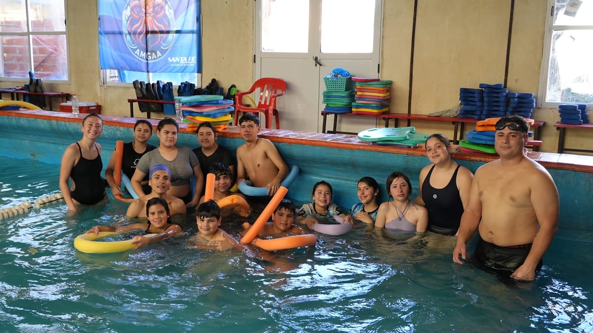 Merlo: más de 20 chicos de comedores participan de clases de natación gratuitas en el Club Laureles