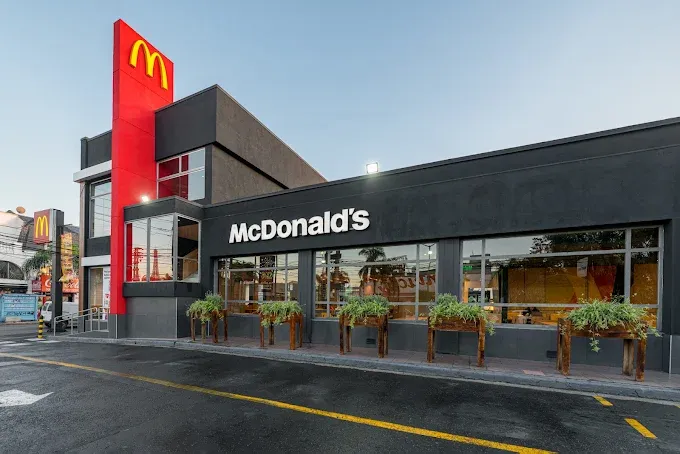 Condenan a McDonald's de Castelar a pagar $19 millones a una clienta que resbaló en una escalera