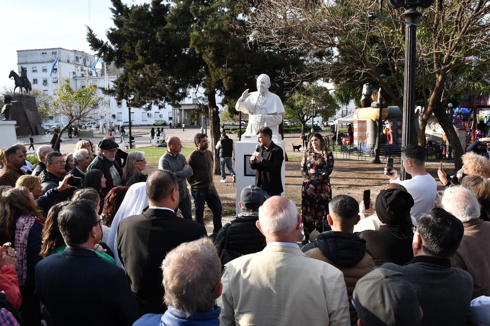 Inauguraron una escultura en homenaje al papa Francisco frente a la Catedral de Morón