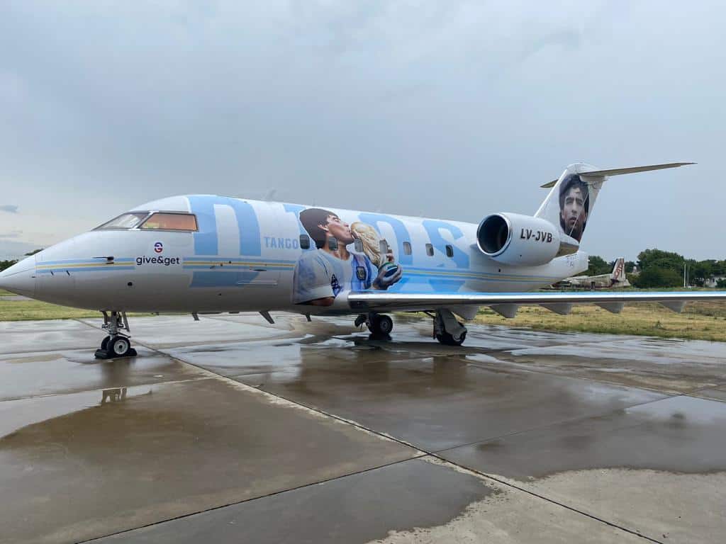 Presentarán un avión en homenaje a Maradona