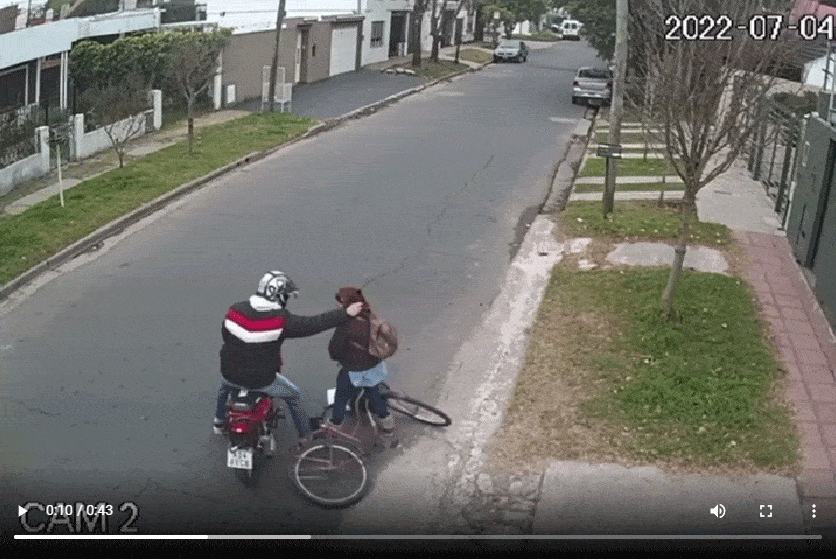 Ituzaingó: motochorros asaltan a una maestra jardinera en barrio Martín Fierro