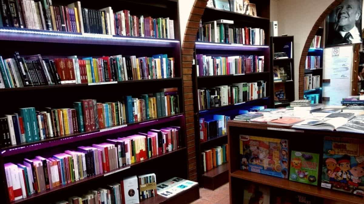 Una librería de Ituzaingó busca a un cliente que pagó un libro 26.300 pesos por error