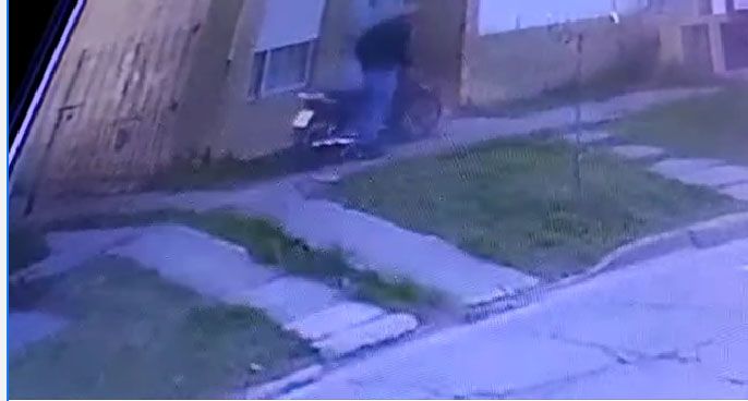 Ituzaingó: le robaron la moto frente a su casa, lo filmó y busca ayuda