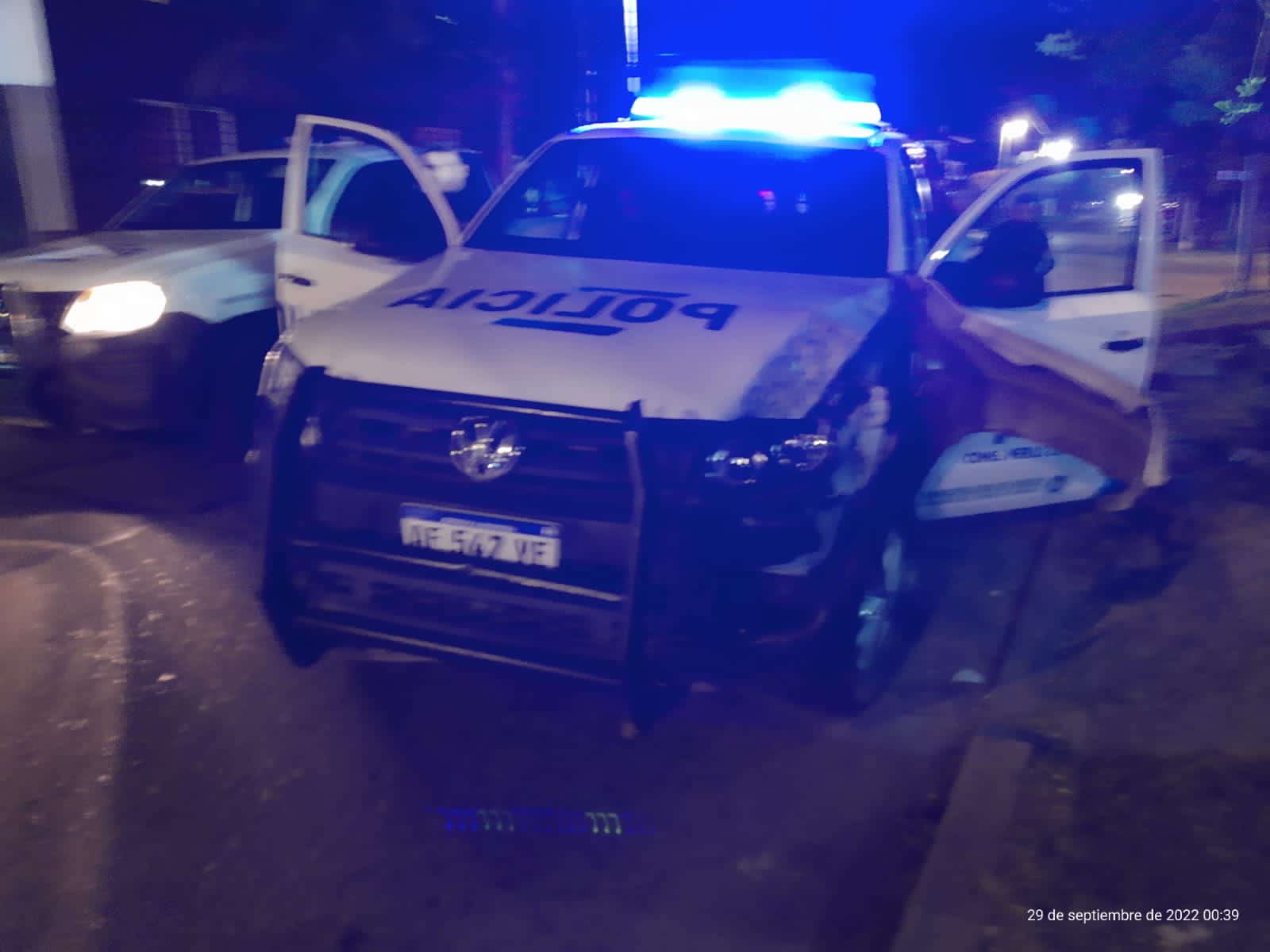 San Antonio de Padua: Un policía de civil se tiroteó con motochorros y un patrullero chocó contra una columna de alumbrado