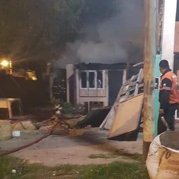 Merlo: vecinos prendieron fuego una casa donde supuestamente vive un ladrón del barrio