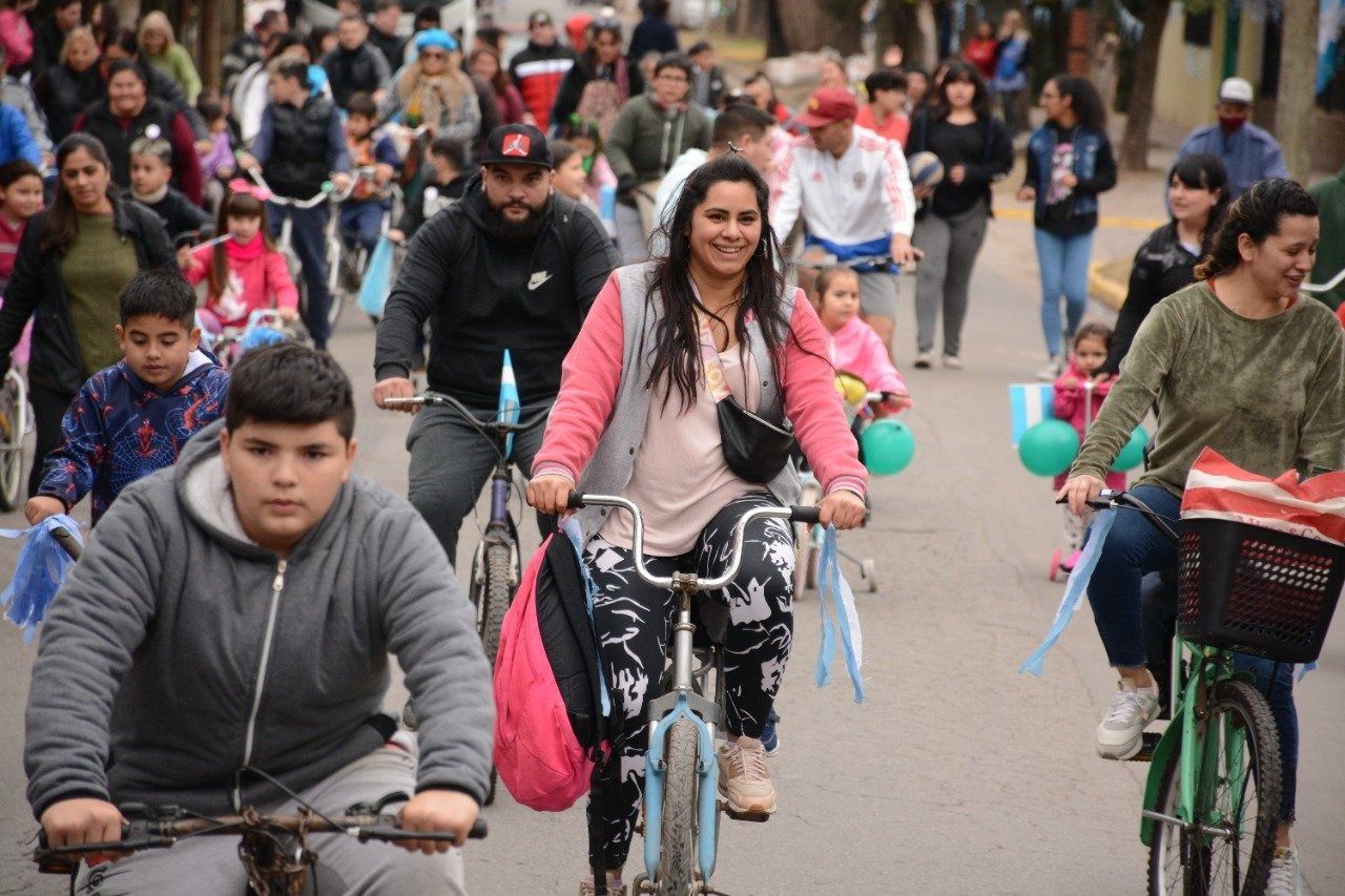 Bicicleteada en Villa Udaondo por los 150 años de Ituzaingó