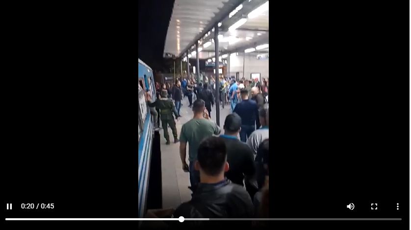 Tres policías heridos y 5 detenidos en una pelea dentro del tren en Morón