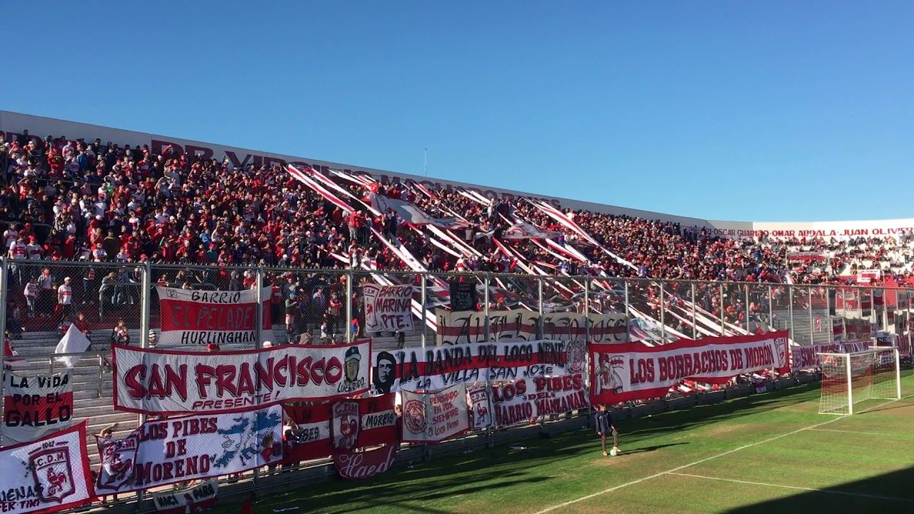 Los hinchas de Deportivo Morón colgaron una bandera en contra de la Reina Isabel