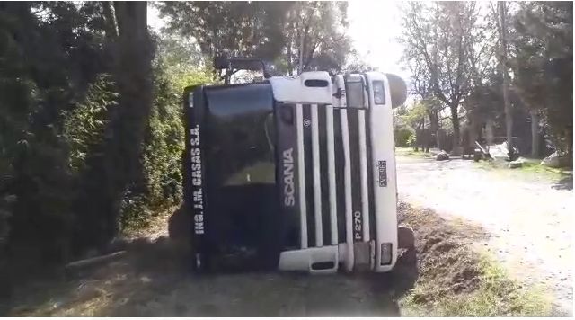 Villa Angela: Vuelca un camión al esquivar una moto
