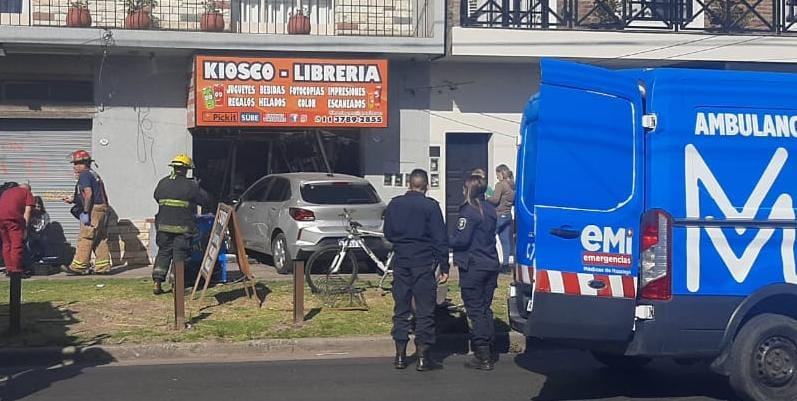Ituzaingó: un auto se metió adentro de un kiosco en la avenida José María Paz