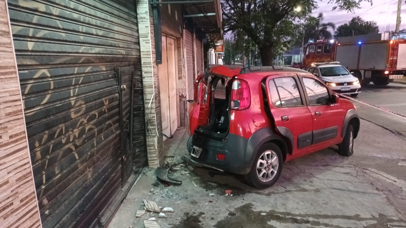 Ituzaingó: otro vehículo chocó contra el frente de un comercio