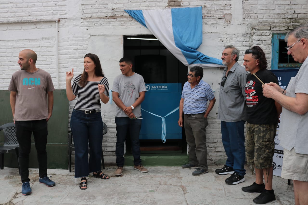 Natalia Peluso inauguró el nuevo generador eléctrico para la cooperativa PROAS en el Barrio Ferroviario de ituzaingó.