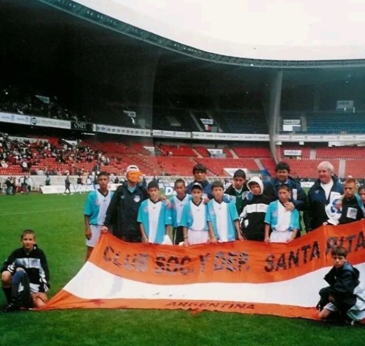 El día en que un club de Ituzaingó jugó un torneo de fútbol en el estadio del PSG