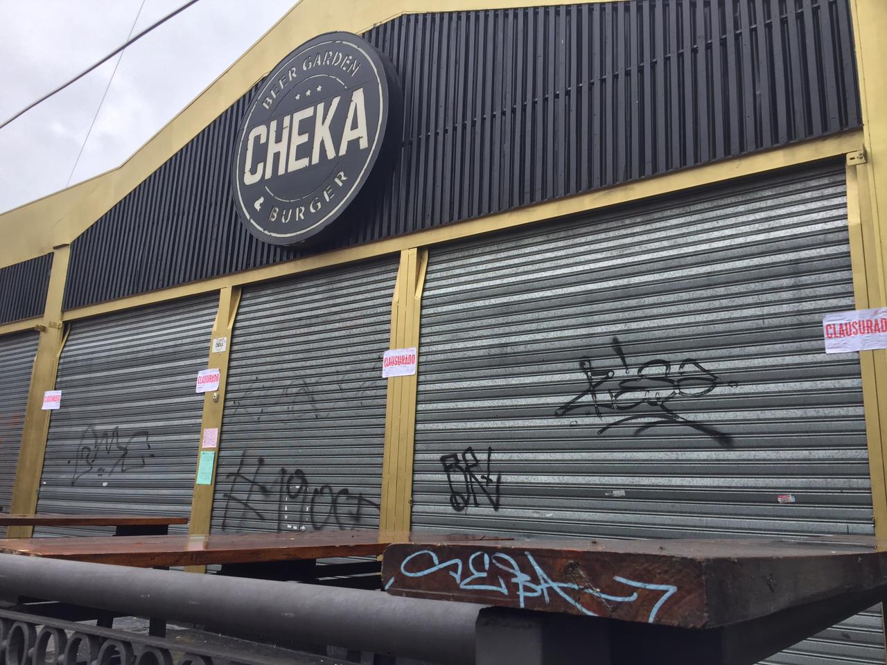 El Municipio clausuró Cheka, el bar que anoche festejó con bengalas a puertas cerradas